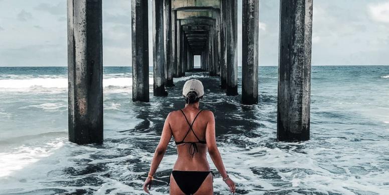 5 Different Ways to Wear a Triangle Bikini Top 5 Different Ways to Wear a Triangle Bikini Top