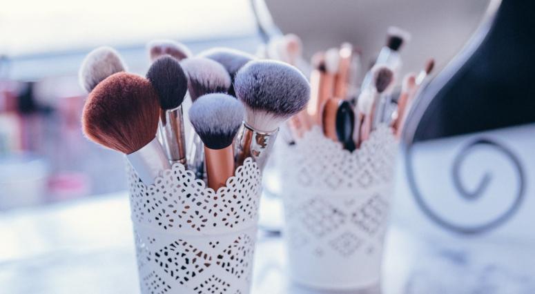 5 Makeup Brushes Everyone Needs To Have In Their Collection 5 Makeup Brushes Everyone Needs To Have In Their Collection
