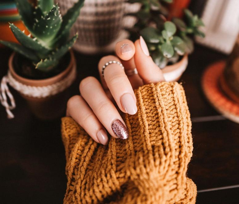 We Are OBSESSED With These Holiday Acrylic Nails