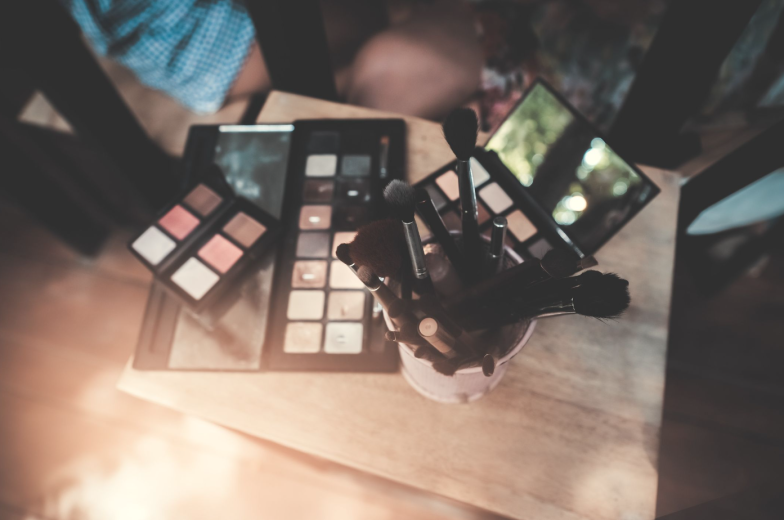 Aian women are making up With cosmetics
