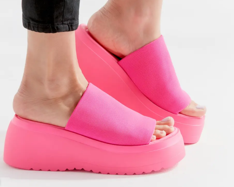 Steve Madden Brings Back '90s Sandals at Urban Outfitters