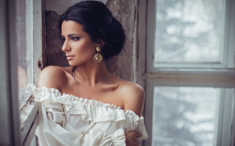 perfect hairstyles for one shoulder dresses