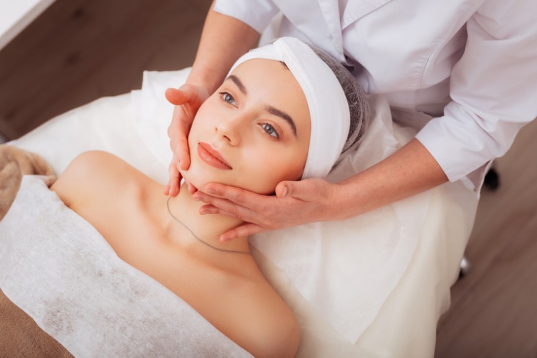 In the realm of beauty and glamour, Hailey Bieber stands out for her trendsetting styles and her enviable glowing complexion. A subject of fascination for many, her skincare routine epitomizes the perfect blend of simplicity and effectiveness. Inspired by Hailey Bieber's skincare philosophy, this comprehensive guide is designed to help you navigate your way to radiant, healthy-looking skin. Coupled with the personalized services of MOBILESTYLES, this guide aims to make the coveted Hailey Bieber glow accessible to all.  The cornerstone of beauty: Understanding Your Skin The first step in any skincare routine, including Hailey Bieber's, is understanding your skin type and unique needs. Skin types can be broadly categorized as dry, oily, combination, and sensitive, and each requires a tailored approach to skincare.  Dry skin: Characterized by a lack of moisture, resulting in tightness and flakiness.  Oily skin: Characterized by excess sebum production, resulting in a shiny appearance and potential breakouts.  Combination skin is characterized by oily and dry areas, typically with oiliness in the T-zone (forehead, nose, and chin).  Sensitive skin: Prone to irritation from certain ingredients or environmental factors.  By understanding your skin type, you can choose products and routines that work well for your skin's specific conditions, providing a solid foundation for a healthy skincare regimen.  The Hailey Bieber Skincare Routine: A Step-by-Step Guide Inspired by Hailey Bieber's approach to skincare, this routine emphasizes simplicity, consistency, and using quality products that are right for your skin. Here's how to incorporate elements of her routine into your own:  1. Cleanse: The first step to clear skin A gentle, effective cleanser is the cornerstone of any skincare routine. Please choose a product that effectively removes impurities without stripping your skin of its natural oils.  2. Toning: Restoring balance After cleansing, a toner can help restore your skin's pH balance and refine the appearance of pores. Ingredients such as rose water and witch hazel are famous for their soothing properties.  3. Serum: Targeted Treatment Serums are concentrated formulations designed to target specific skin concerns. Ingredients such as hyaluronic acid for hydration and vitamin C for brightening are commonly used in Hailey Bieber's skincare routine.  4. Moisturizing: Hydration is key An appropriate moisturizer will lock in the benefits of the previous steps and keep your skin hydrated and healthy. Choose a moisturizer based on your skin type for the best results.  5. Sun protection: Essential to any routine Sunscreen is an important final step in your morning routine. Protecting your skin from harmful UV rays prevents premature ageing and maintains skin health.  Enhance your routine with MOBILESTYLES While the outlined routine is a great start, personalization is critical to achieving the best results for your skin. MOBILESTYLES elevates your skincare journey by connecting you with professional beauty experts who can tailor services and treatments to your unique needs, much like Hailey Bieber's personalised approach to her skincare.  Expert guidance: Receive personalized skincare advice from experts.  Convenient in-home services: Enjoy the luxury of professional skincare treatments in the comfort of your own home.  Customized skincare solutions: Gain access to customized treatments and products to complement your daily skincare routine.  Conclusion: Your path to radiant skin Emulating Hailey Bieber's skincare routine offers a pathway to a radiant, healthy complexion. By understanding your skin type, following a consistent routine, and utilizing the expertise of MOBILESTYLES professionals, you can see that glowing skin like Hailey Bieber's is within reach. Embrace the journey to radiant skin, each step bringing you closer to the ultimate skincare goals inspired by Hailey Bieber herself.  Discover the transformative power of a personalized skincare routine with MOBILESTYLES and step into the light of your most radiant self, inspired by Hailey Bieber's skincare routine.