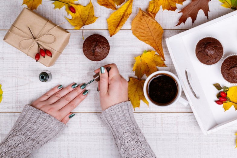 autumn green manicure