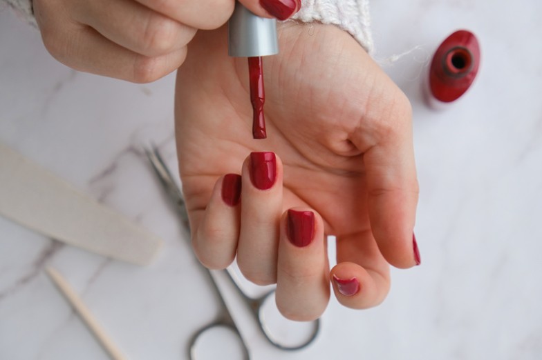 red autumn manicure