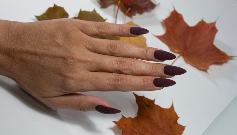 red autumn manicure