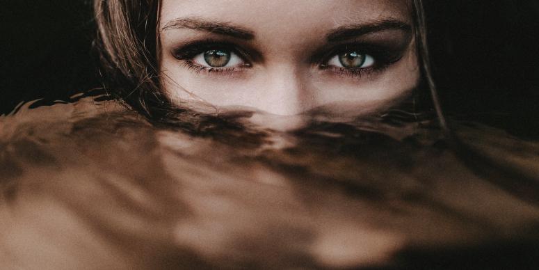 How to Make Your Eyes Look Larger with Makeup