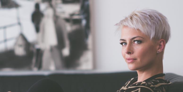 How to Keep Your Makeup and Hair from Looking Greasy