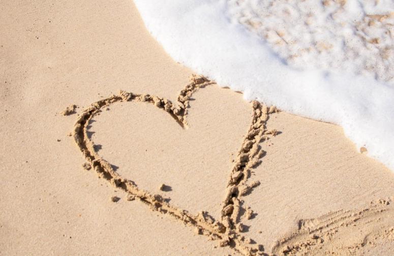 7 Beach Skincare Essentials to Keep in Your Bag 7 Beach Skincare Essentials to Keep in Your Bag